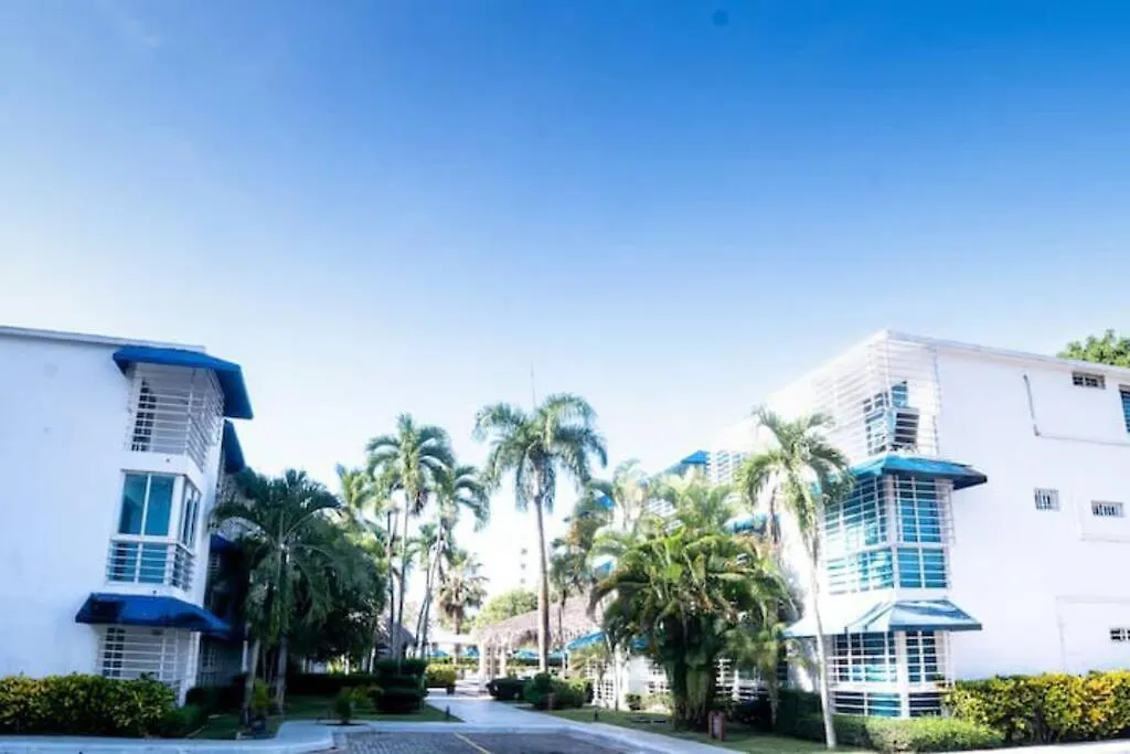 Apartamento Playa Juan Dolio, Rd-Acceso Privado A La Playa Justo Al Frente En 1Ra Linea, Areas Sociales, Bbq, Piscina, Gazebos-Parqueo-Wifi-Netflix-Al Lado De Minimarket, Restaurantes, Bares, Tiendas, Clubes De Playa, Campos De Golf, Bancos Comerciales Y Mas Guayacanes